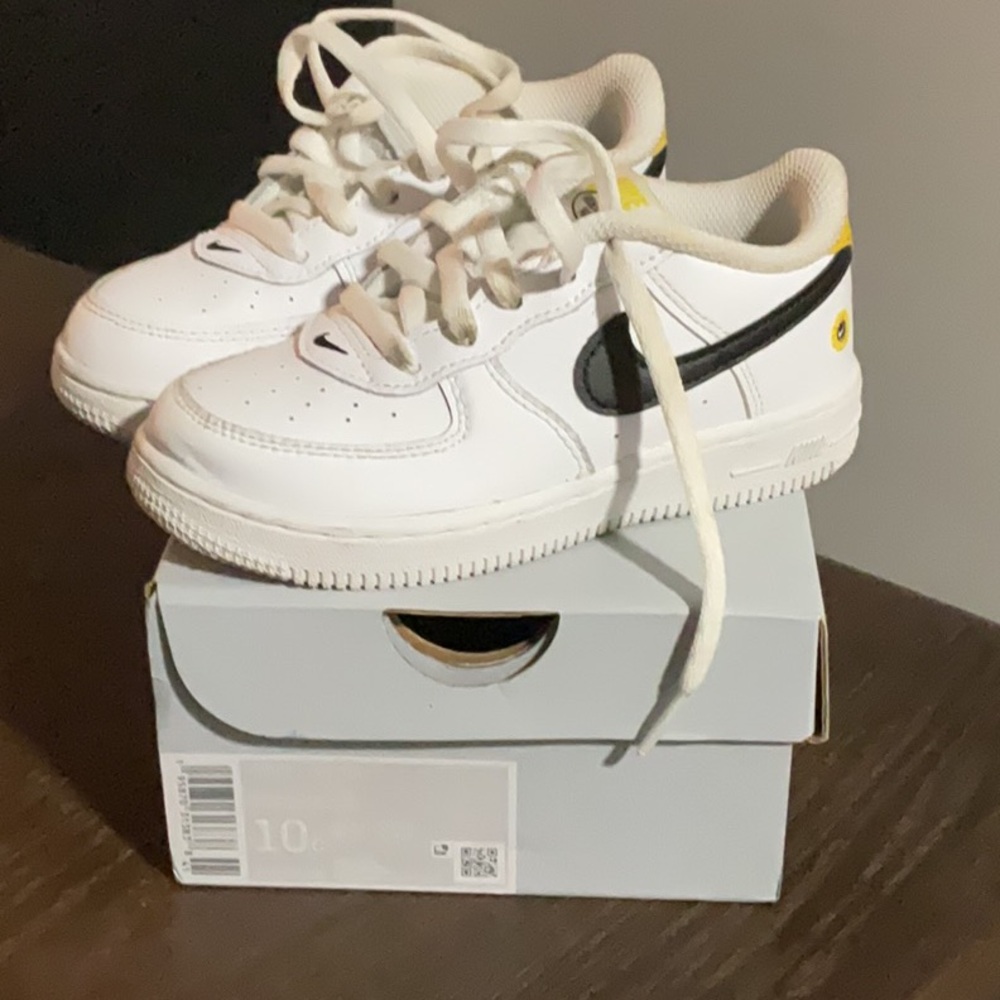 Force1 White and Black Sneakers Classic Low-Top Design